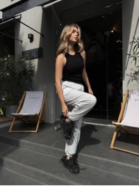 Жiночi спортивнi штани вiльного крою сiрого кольору 35129