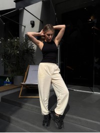 Жiночi спортивнi штани вiльного крою бежевого кольору 35132