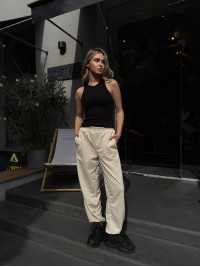 Жiночi спортивнi штани вiльного крою бежевого кольору 35132