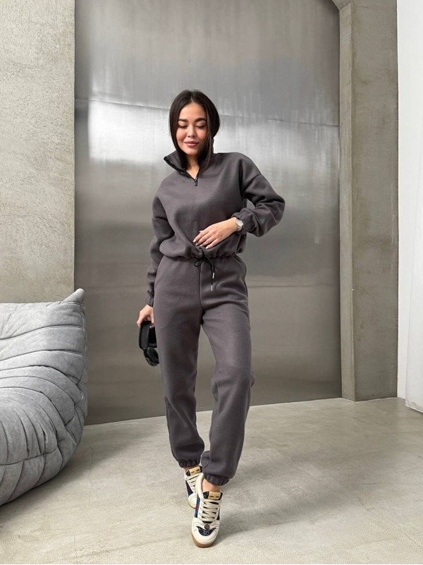 Жіночий теплий костюм графiтового кольору 35145