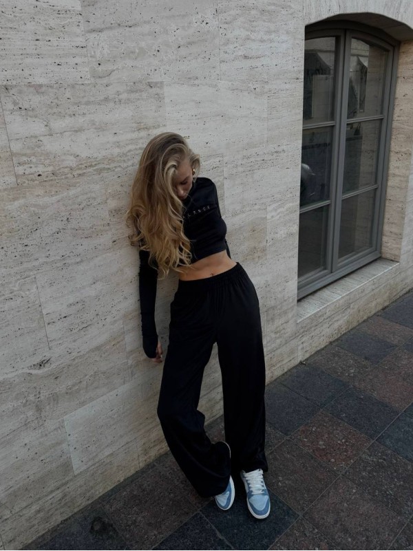 Жіночий велюровий костюм чорного кольору 35168