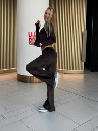 Жіночий велюровий костюм коричневого кольору 35169