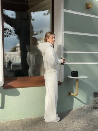 Жіночий теплий костюм з капюшоном молочного кольору 35170