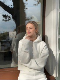 Жіночий теплий костюм з капюшоном молочного кольору 35170