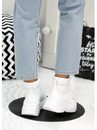 Жіночі шкіряні спортивні черевики (байка) білого кольору 35180