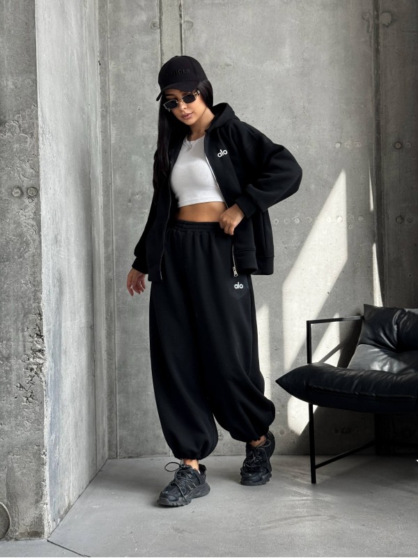 Жіночий теплий костюм на змiйцi чорного кольору 35192