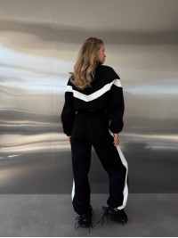 Жіночий теплий костюм з лампасами чорного кольору 35212