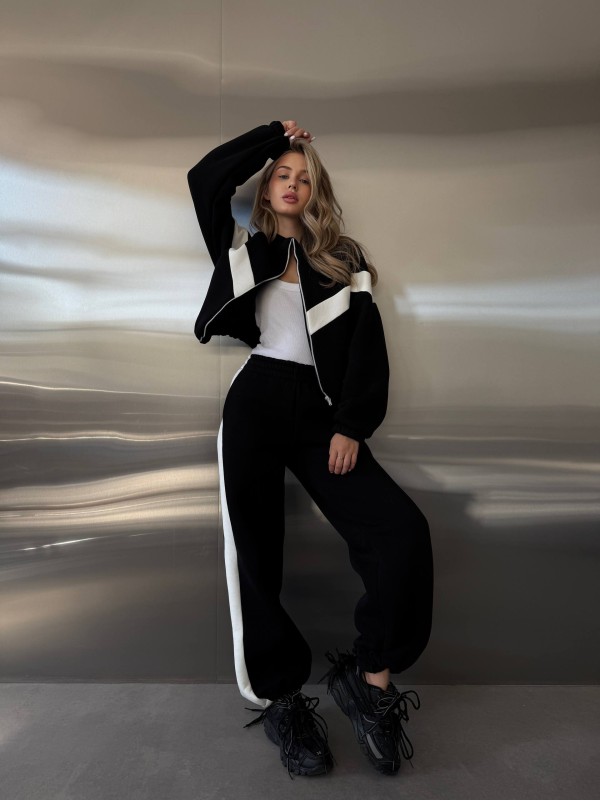 Жіночий теплий костюм з лампасами чорного кольору 35212