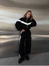 Жіночий теплий костюм з лампасами чорного кольору 35212