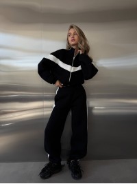 Жіночий теплий костюм з лампасами чорного кольору 35212