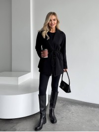 Жіночий пiджак з плечиками чорного кольору 35221