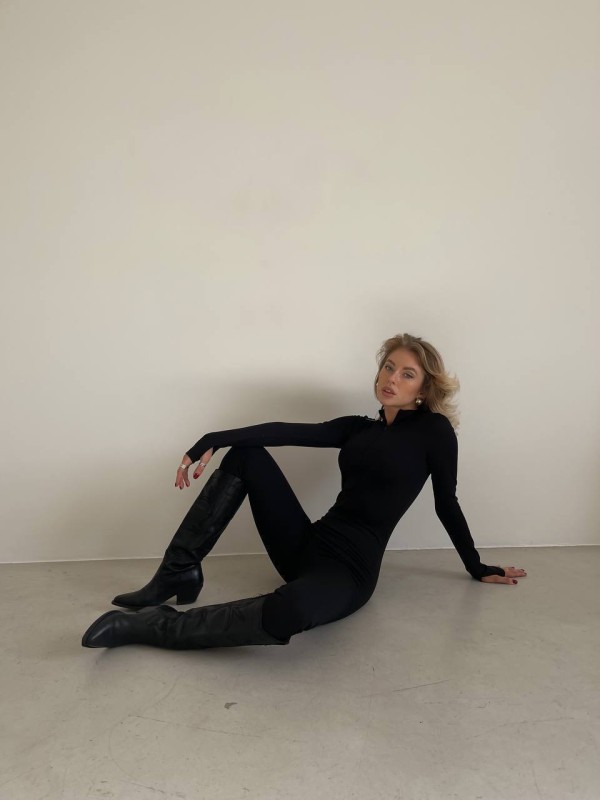 Жiночий теплий комбінезон рубчик чорного кольору 35225