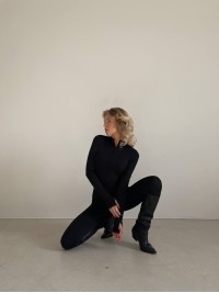 Жiночий теплий комбінезон рубчик чорного кольору 35225