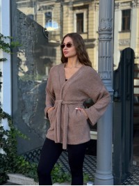 Жіночий кардиган iз альпаки з поясом кавового кольору 35239