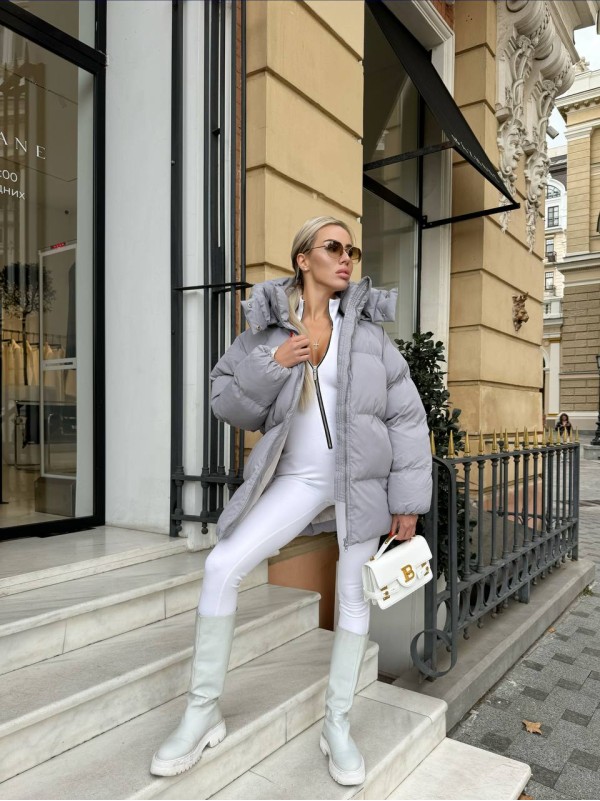 Жіноча зимова куртка с капюшоном сiрого кольору 35263