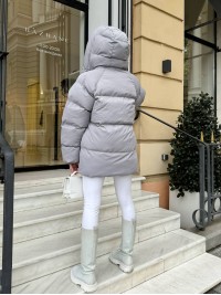 Жіноча зимова куртка с капюшоном сiрого кольору 35263