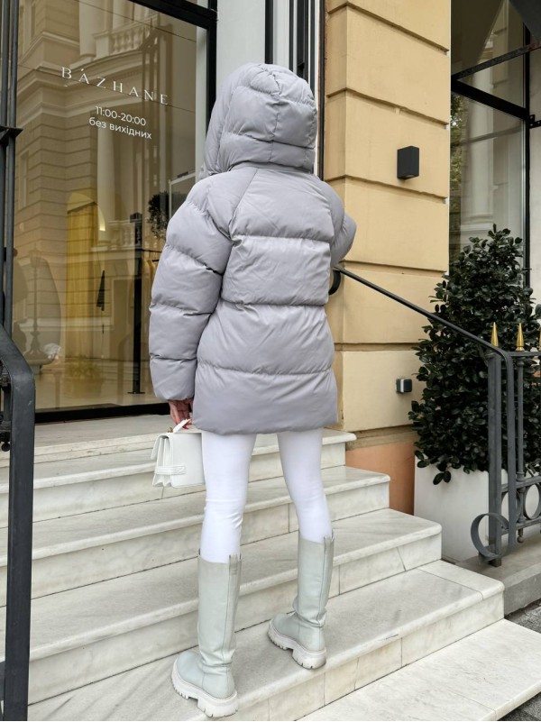 Жіноча зимова куртка с капюшоном сiрого кольору 35263