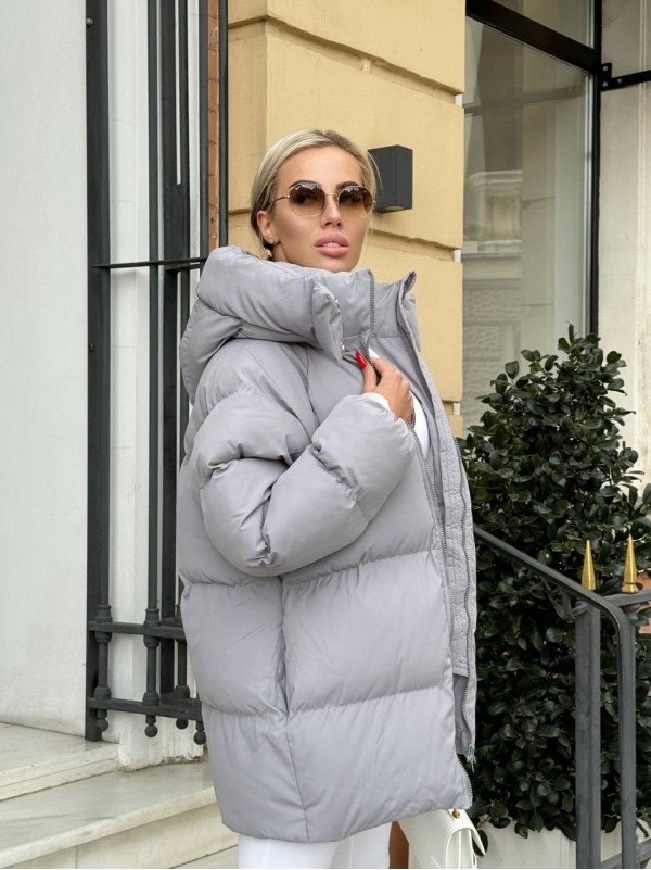 Жіноча зимова куртка с капюшоном сiрого кольору 35263