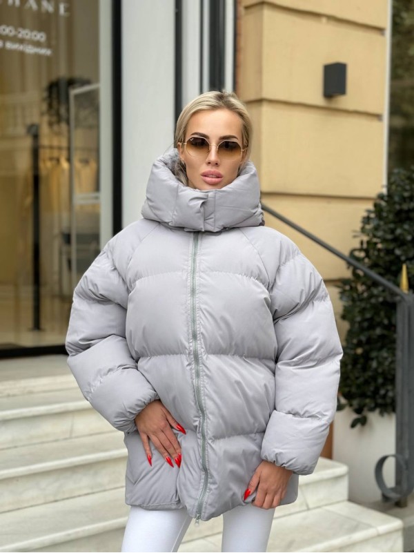 Жіноча зимова куртка с капюшоном сiрого кольору 35263