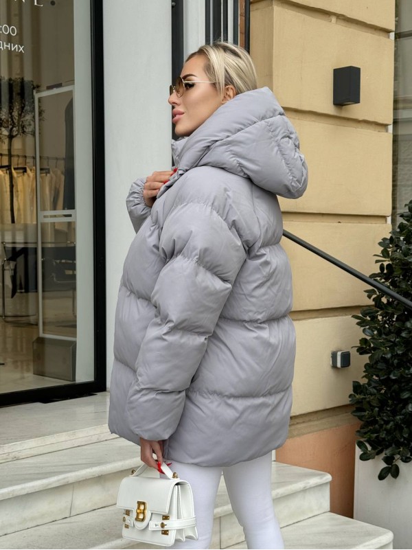 Жіноча зимова куртка с капюшоном сiрого кольору 35263
