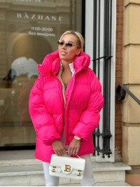 Жіноча зимова куртка с капюшоном малинового кольору 35264