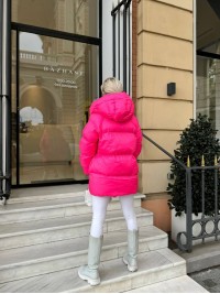 Жіноча зимова куртка с капюшоном малинового кольору 35264
