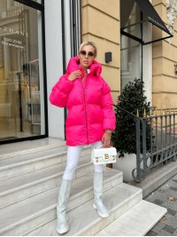 Жіноча зимова куртка с капюшоном малинового кольору 35264