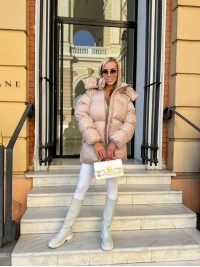 Жіноча зимова куртка с капюшоном бежевого кольору 35265