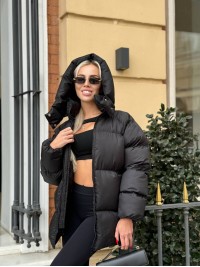 Жіноча зимова куртка с капюшоном чорного кольору 35266