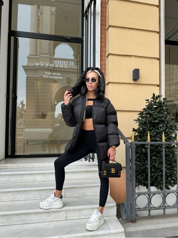 Жіноча зимова куртка с капюшоном чорного кольору 35266