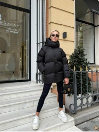 Жіноча зимова куртка с капюшоном чорного кольору 35266