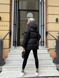 Жіноча зимова куртка с капюшоном чорного кольору 35266