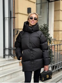 Жіноча зимова куртка с капюшоном чорного кольору 35266