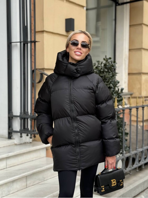 Жіноча зимова куртка с капюшоном чорного кольору 35266