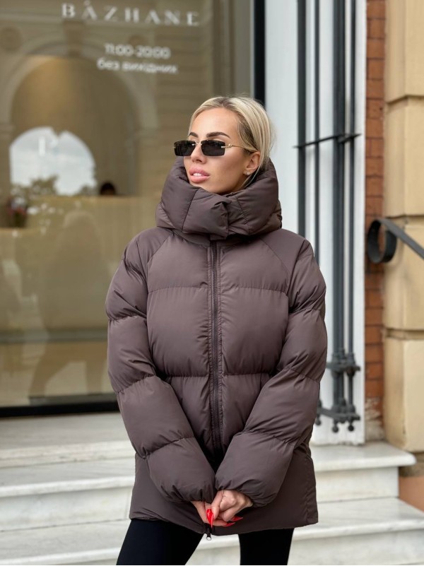 Жіноча зимова куртка с капюшоном коричневого кольору 35267