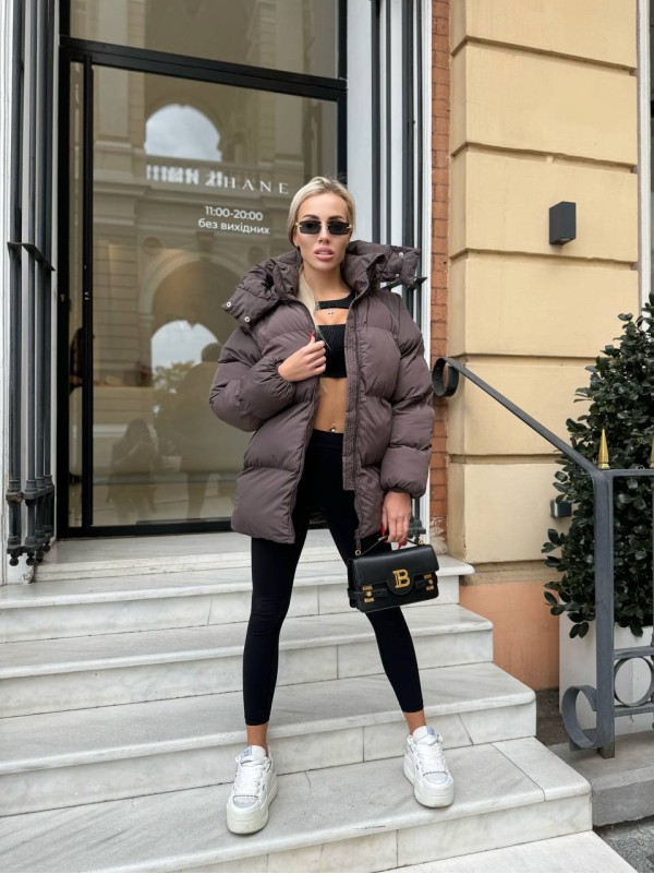 Жіноча зимова куртка с капюшоном коричневого кольору 35267