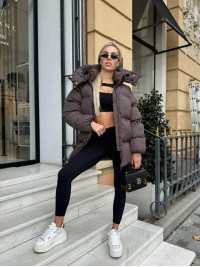Жіноча зимова куртка с капюшоном коричневого кольору 35267