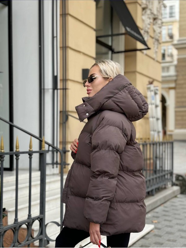 Жіноча зимова куртка с капюшоном коричневого кольору 35267