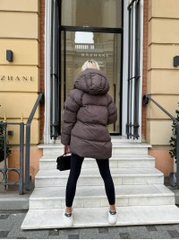 Жіноча зимова куртка с капюшоном коричневого кольору 35267