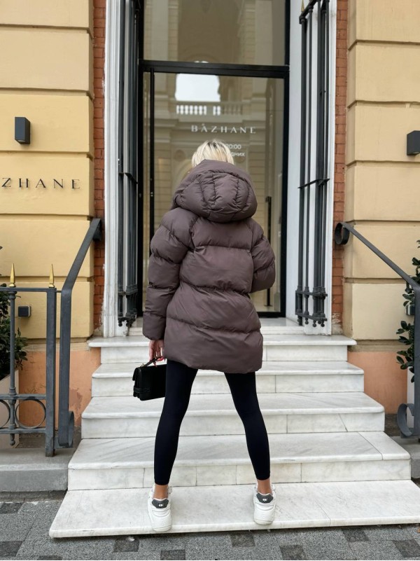 Жіноча зимова куртка с капюшоном коричневого кольору 35267