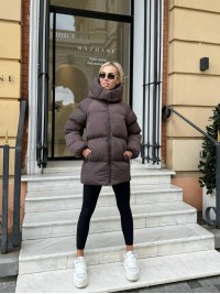 Жіноча зимова куртка с капюшоном коричневого кольору 35267