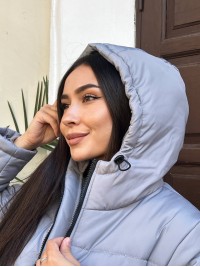 Жіноча базова куртка з капюшоном сiрого кольору 35272