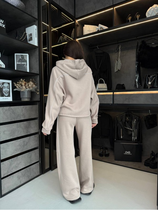 Жіночий теплий костюм з капюшоном бежевого кольору 35275