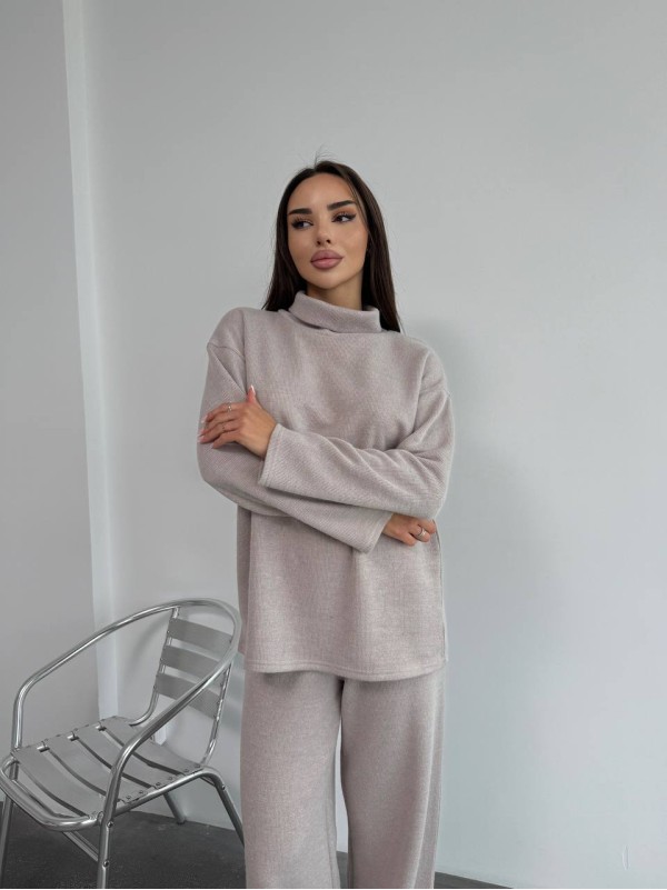 Базовий жiночий костюм з ангори бежевого кольору 35285