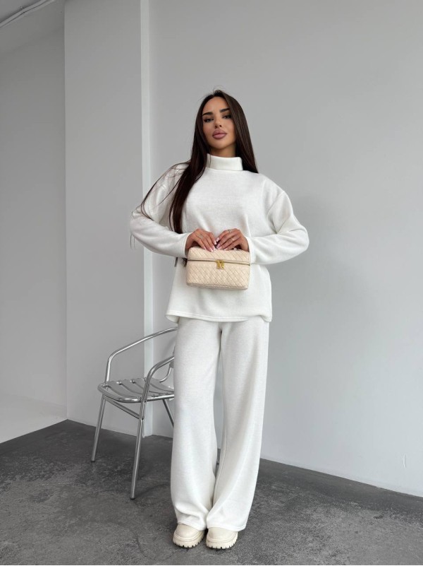 Базовий жiночий костюм з ангори молочного кольору 35287