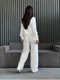 Базовий жiночий костюм на змiйцi молочного кольору 35288