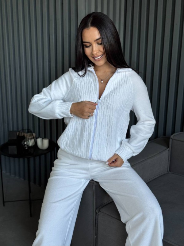 Базовий жiночий костюм на змiйцi молочного кольору 35288