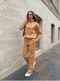 Базовий жiночий костюм з ангори свiтло-коричневого кольору 35319