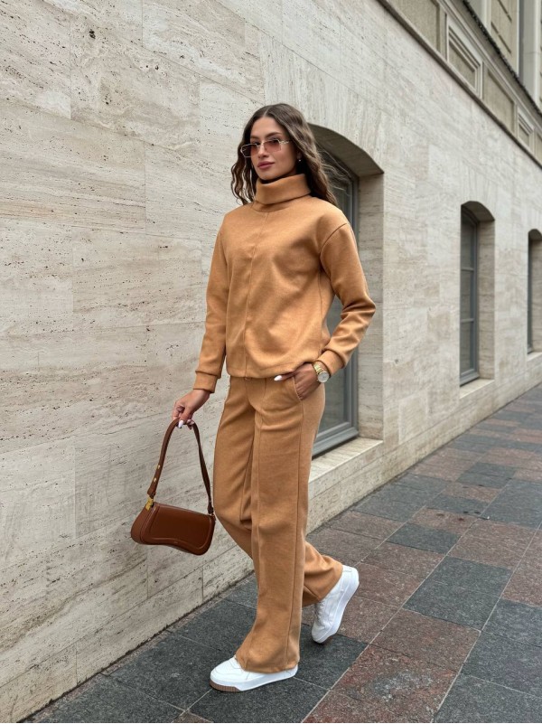 Базовий жiночий костюм з ангори свiтло-коричневого кольору 35319