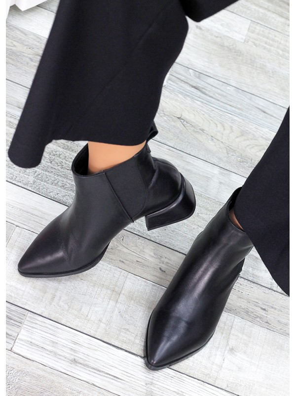 Жіночі шкіряні черевики на каблуку чорного кольору 35333